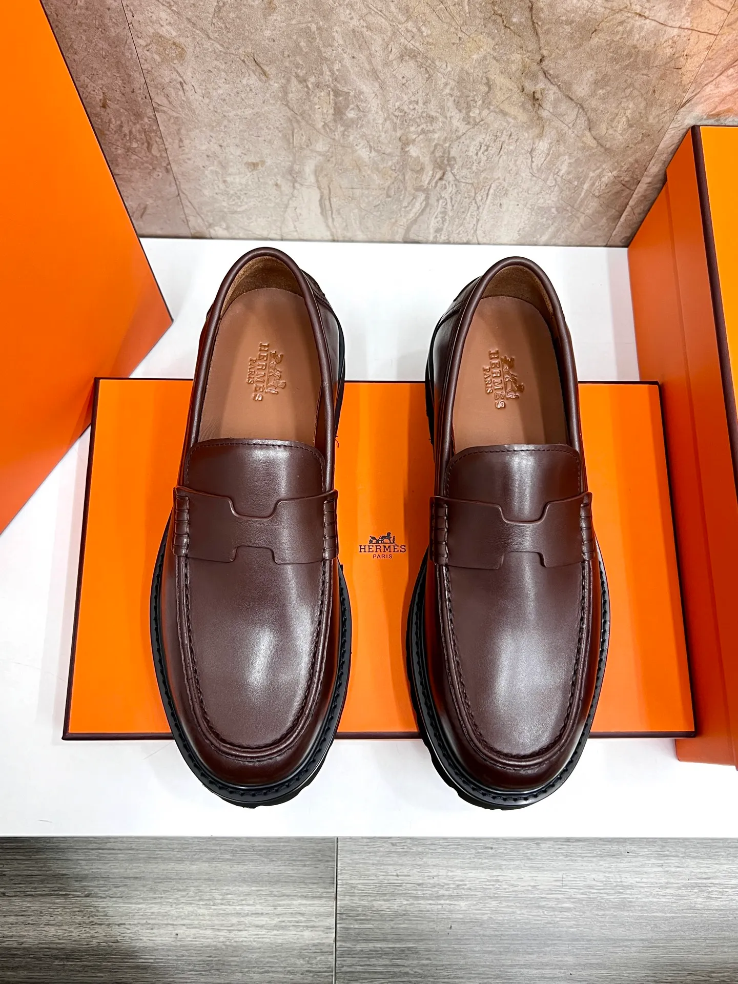 Original order quality P840 Brand: Hermès Standard code: Men's code: 39.40.41.42.43.44. (38.45 custom-made Grade: Same as the official website Original order quality Material: Original cowhide Original breathable cowhide lining Original outsole Style category: Men's fashionable casual leather shoes Color: Actual picture